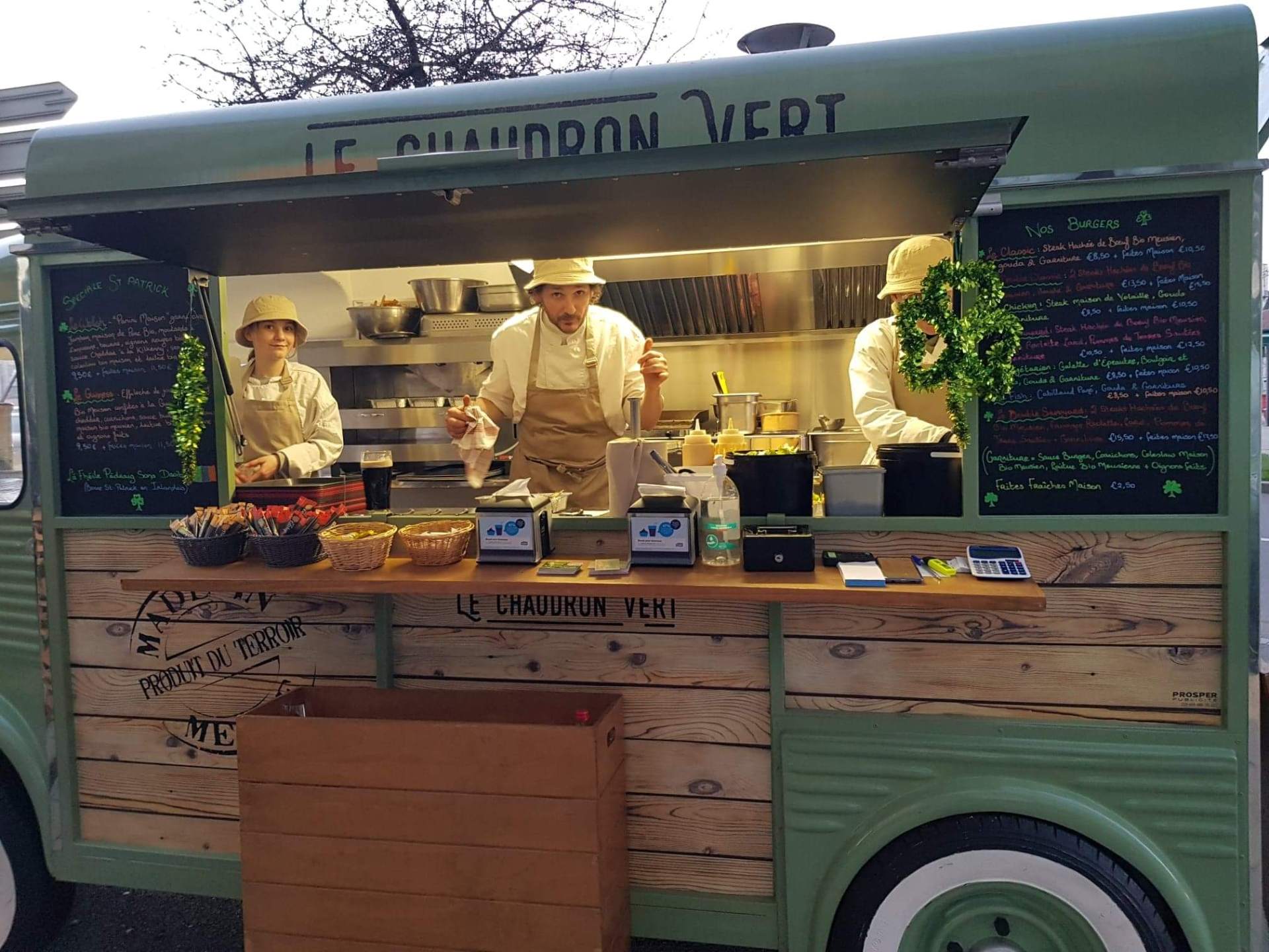 L'équipe du Chaudron Vert en service dans le food-truck