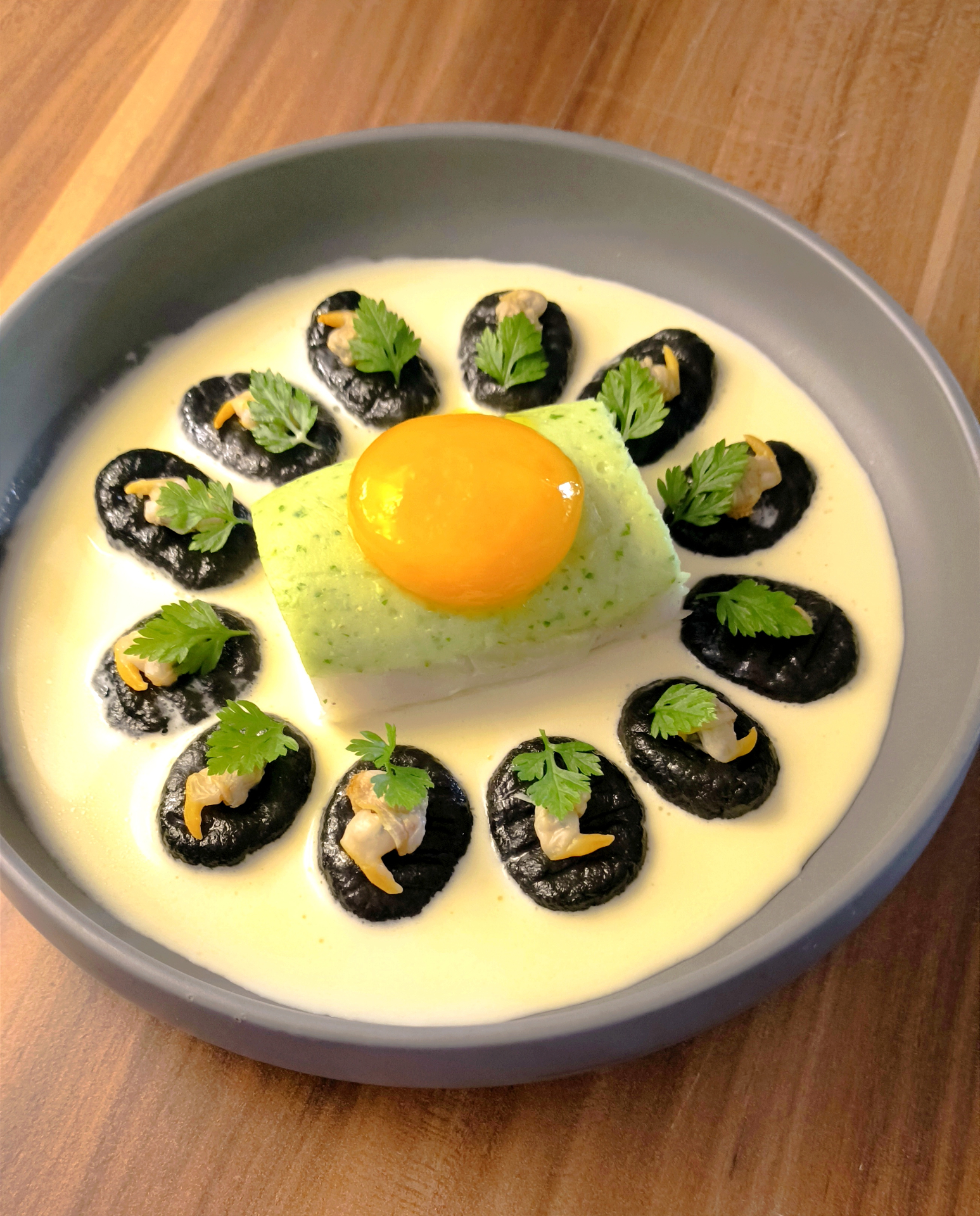 Filet de lieu jaune, farce fine, encre de seiche
